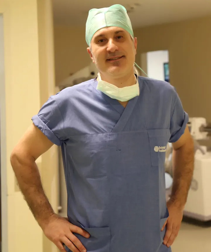 Op. Dr. Uzay Yıldırım ameliyathanede