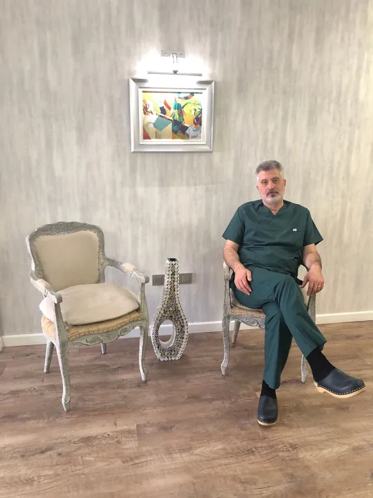 Op. Dr. Uzay Yıldırım muayenehanenin oturma köşesinde