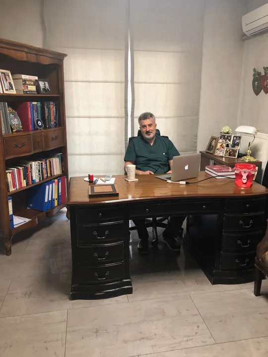 Muayene odasındaki çalışma masası
