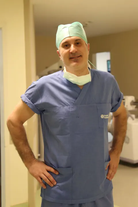 Op. Dr. Uzay Yıldırım ameliyathanede