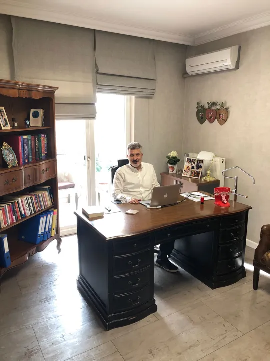 Muayene odasında Op. Dr. Uzay Yıldırım