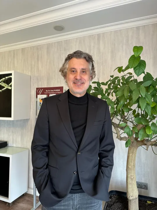 Op. Dr. Uzay Yıldırım muayenehanede