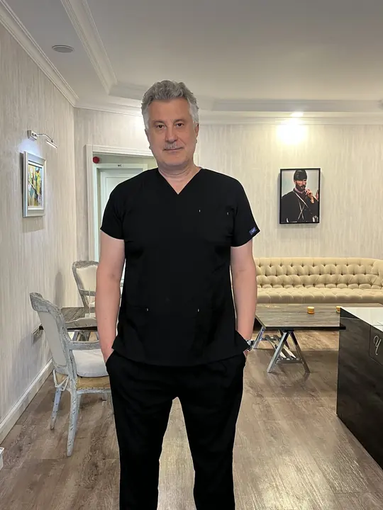 Op. Dr. Uzay Yıldırım muayenehanesinde