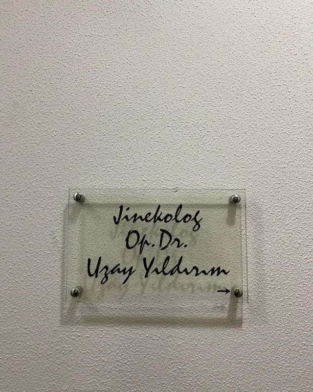 Jinekolog Op. Dr. Uzay Yıldırım kapı tabelası